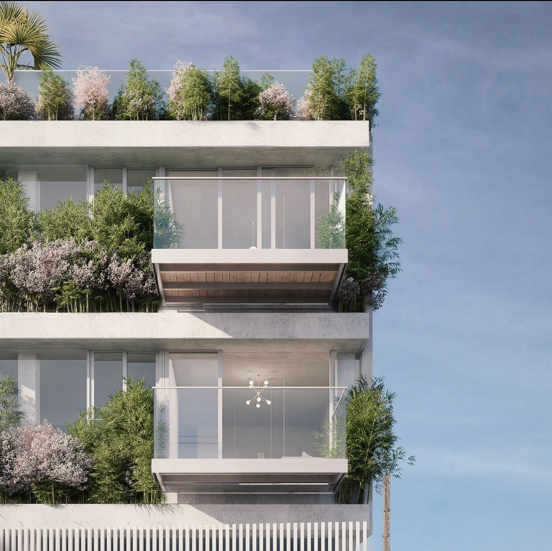 Edificio de apartamentos moderno con balcones de hormigón y exuberante vegetación.