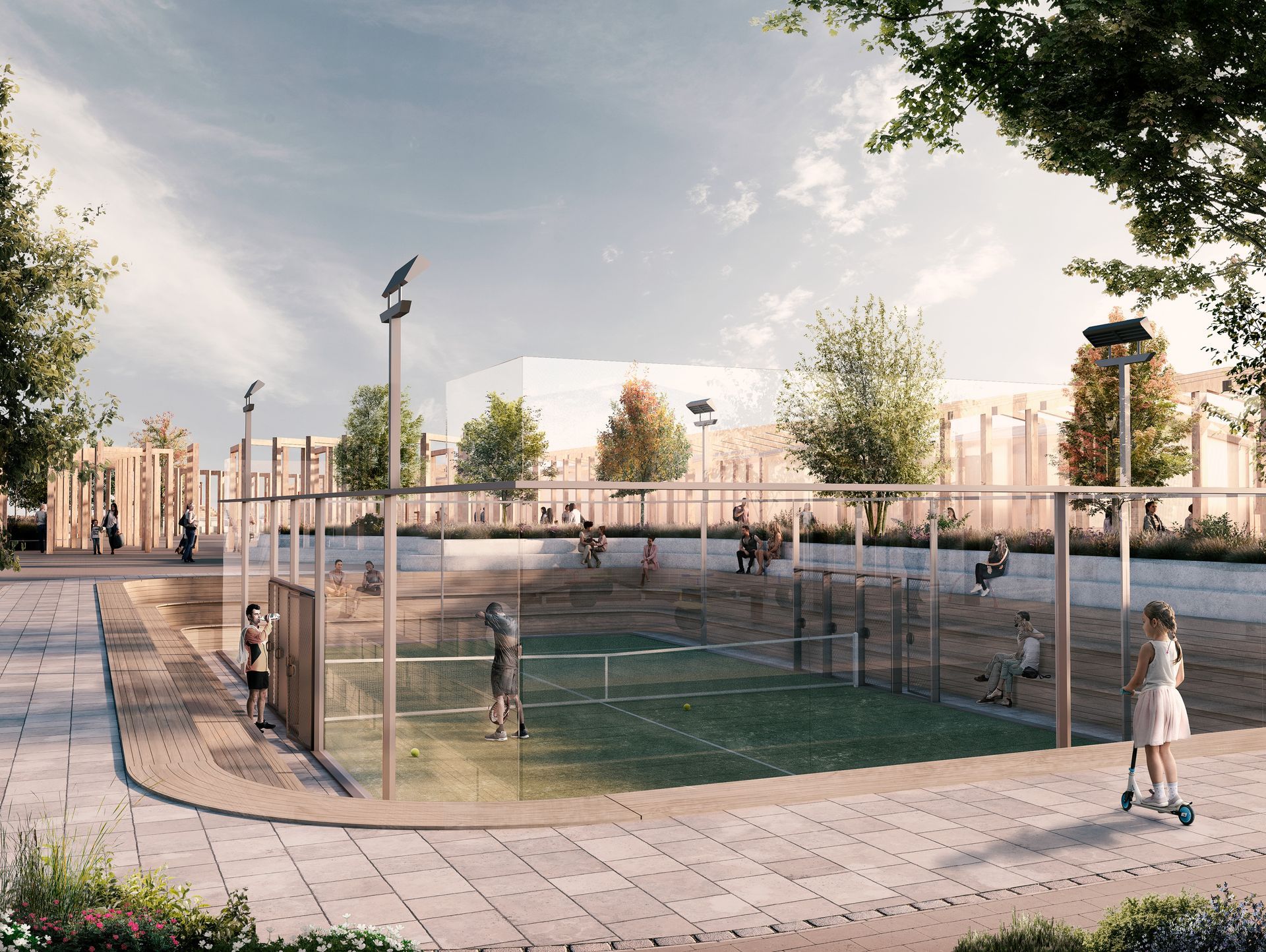 Pista de pádel en un parque. La gente juega y observa, con árboles y un edificio al fondo.