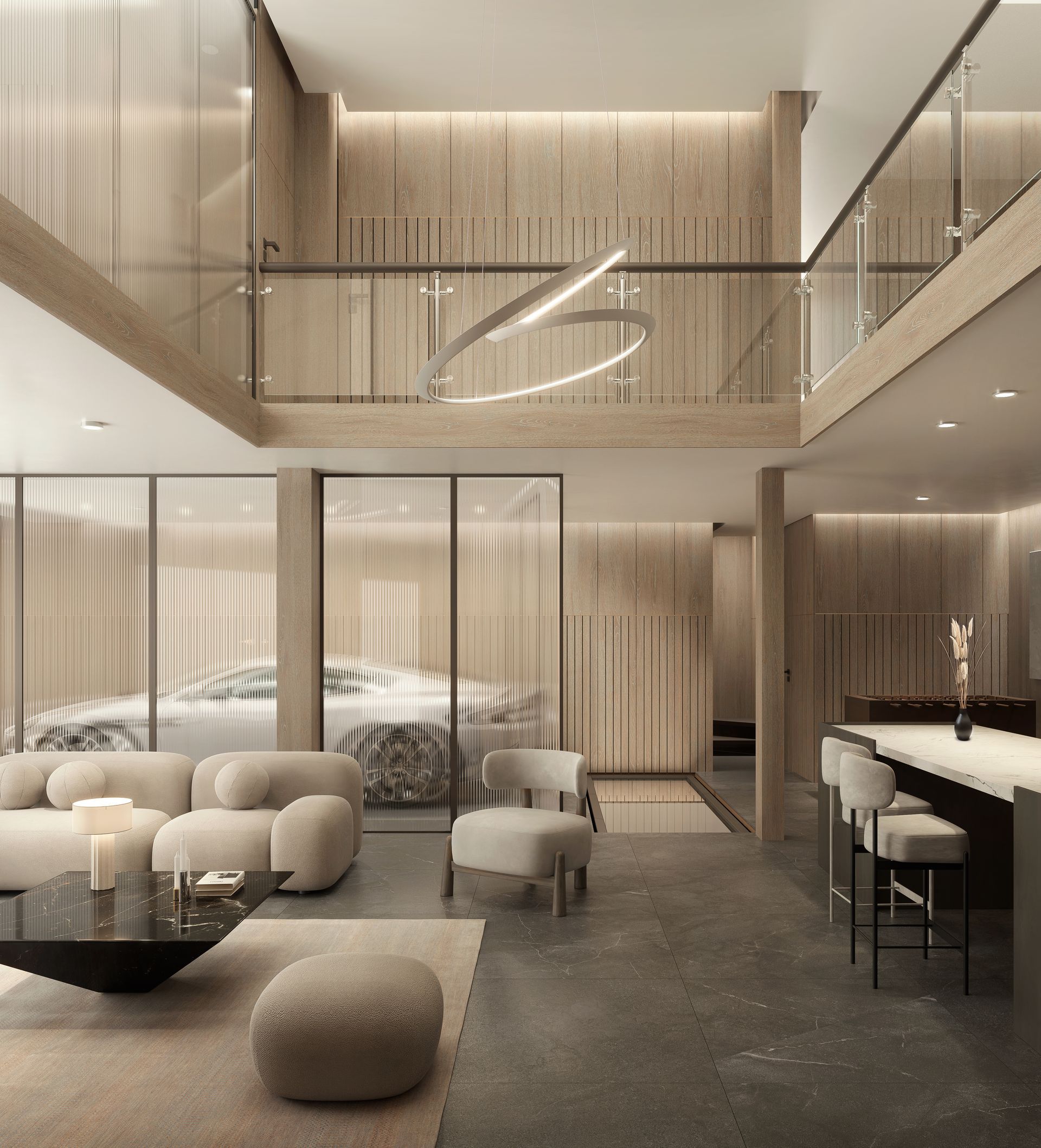 Varias personas interactúan con una escultura de vidrio frente a un edificio histórico; cielo azul y palmeras.