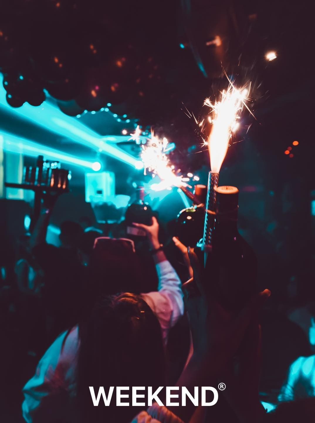 Un cartel del fin de semana muestra una multitud de personas en una fiesta.