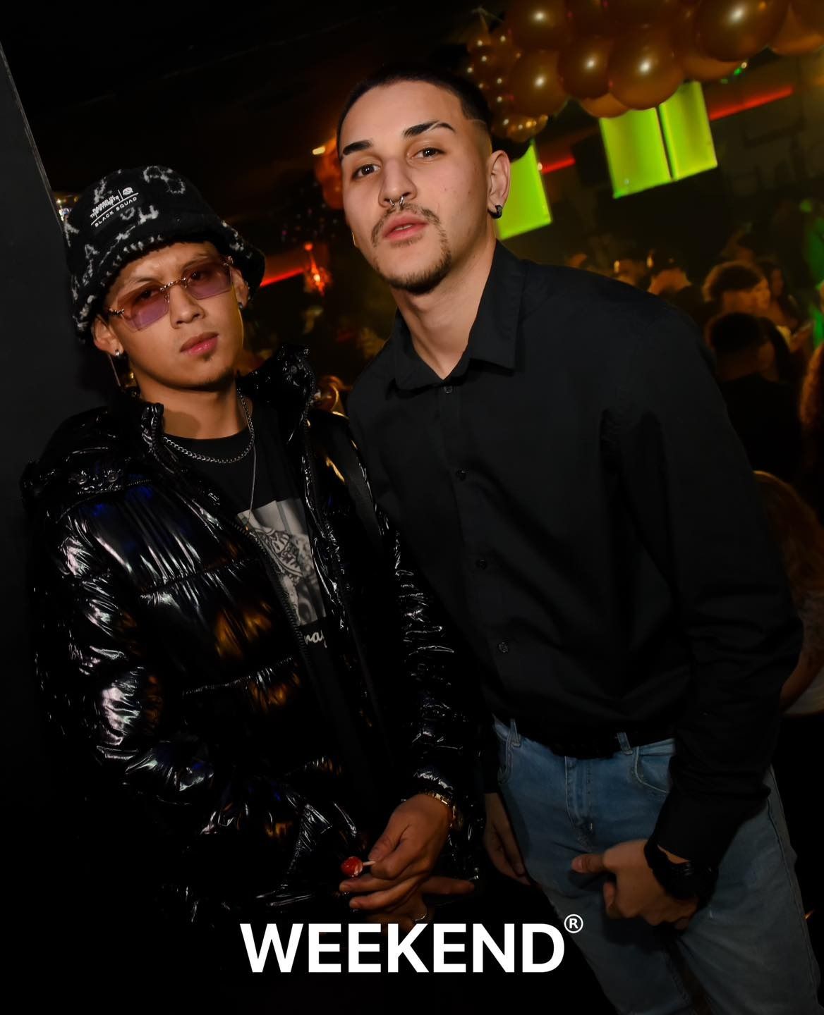 Dos hombres posan para una foto en una fiesta de fin de semana.