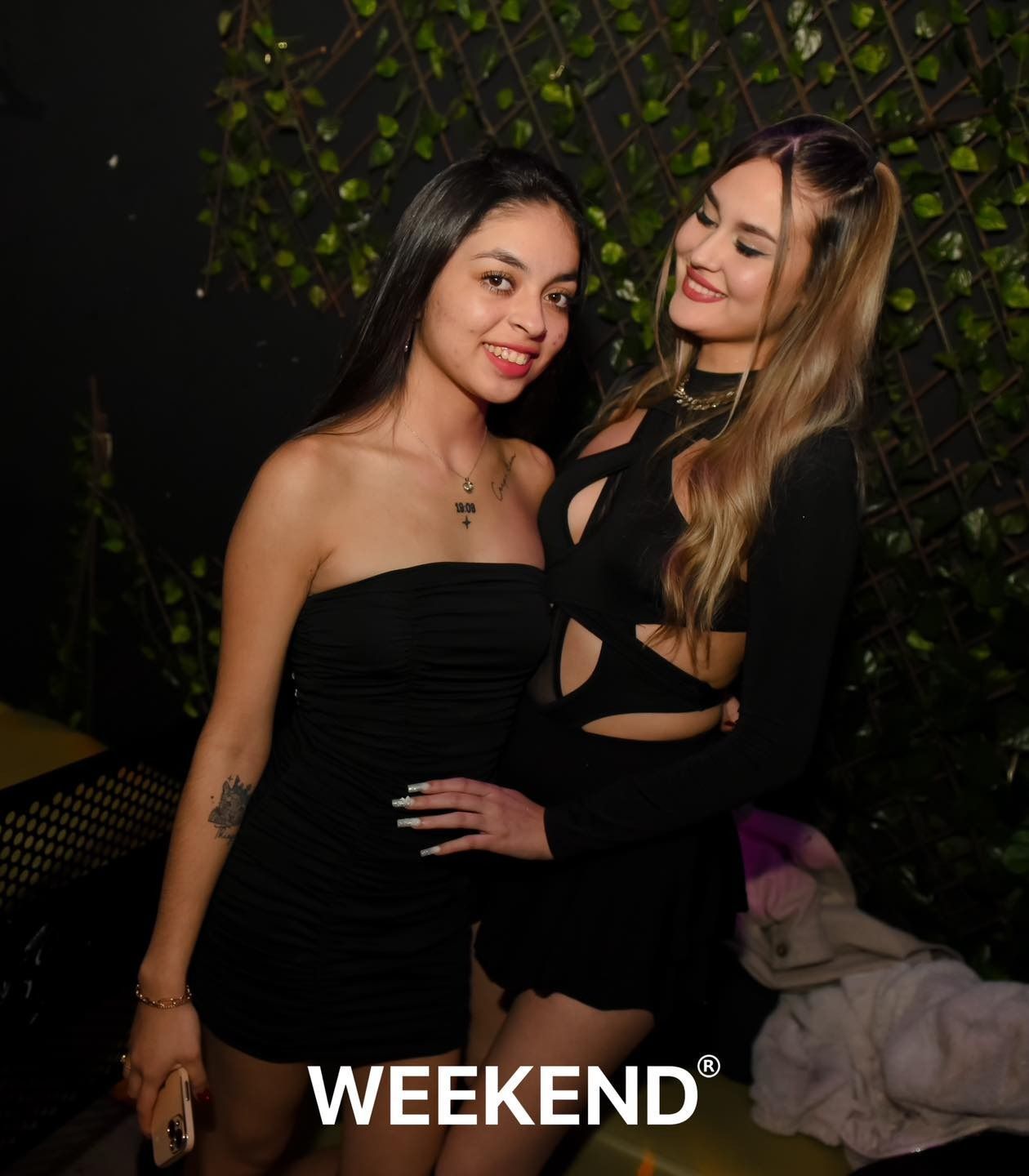 Dos mujeres posando para una foto con la palabra fin de semana en la parte inferior.