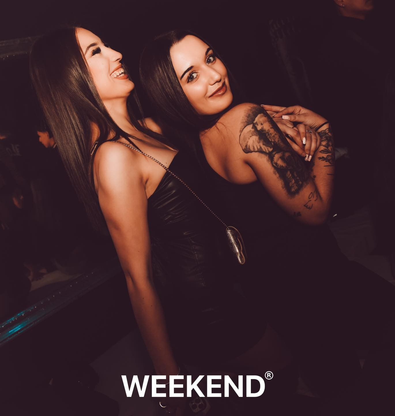 Dos mujeres posando para una foto con la palabra fin de semana en la parte inferior.