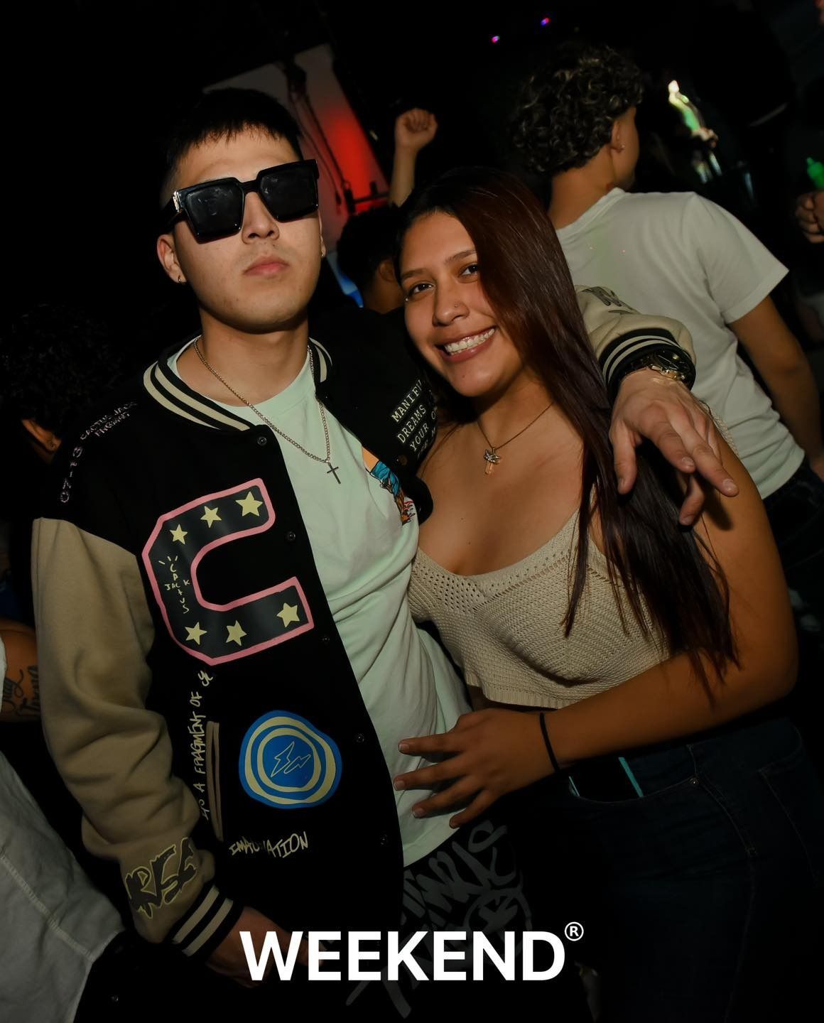 Un hombre y una mujer posan para una foto de fin de semana.