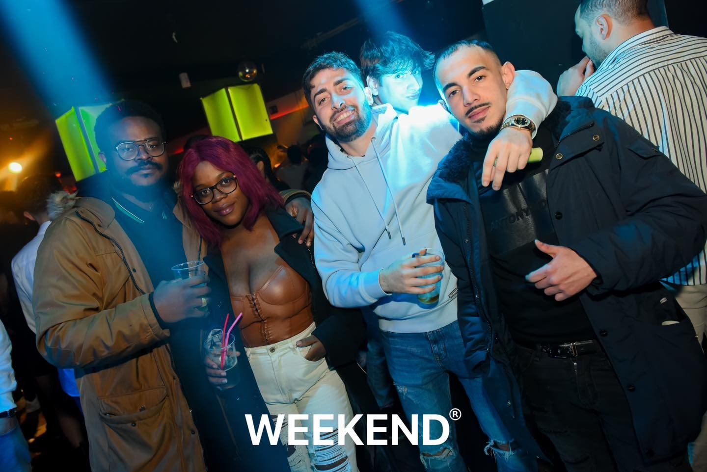 Un grupo de personas posa para una fotografía en un club.