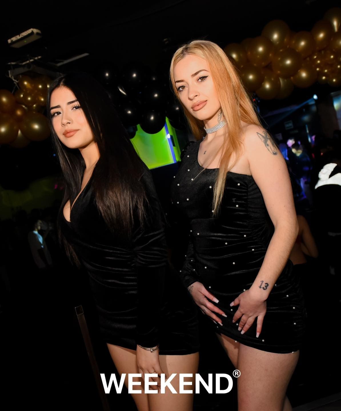 Dos mujeres posan para una foto en una fiesta de fin de semana.