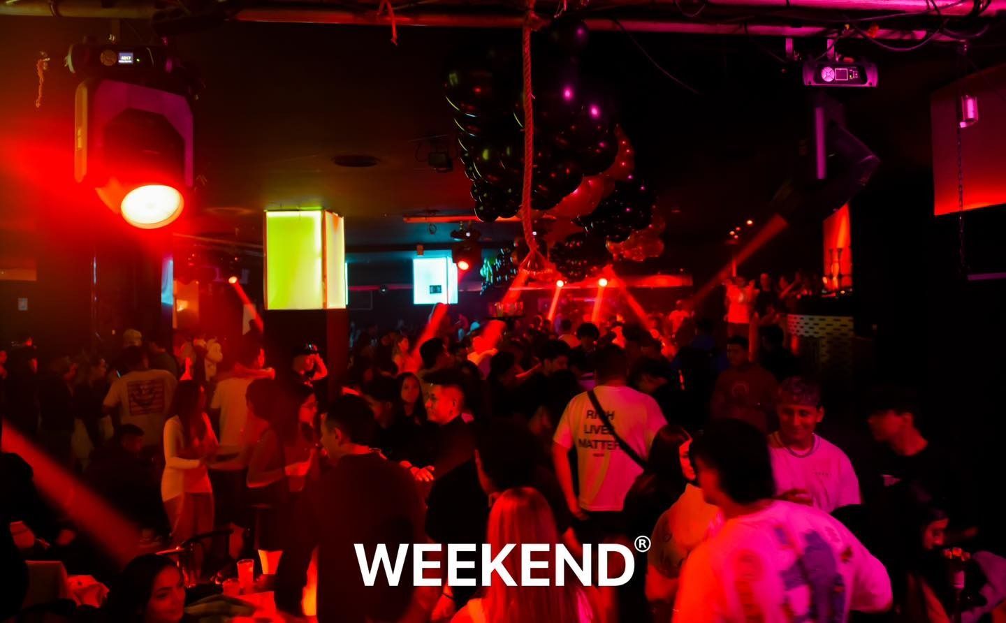 Una multitud de personas está bailando en una discoteca.