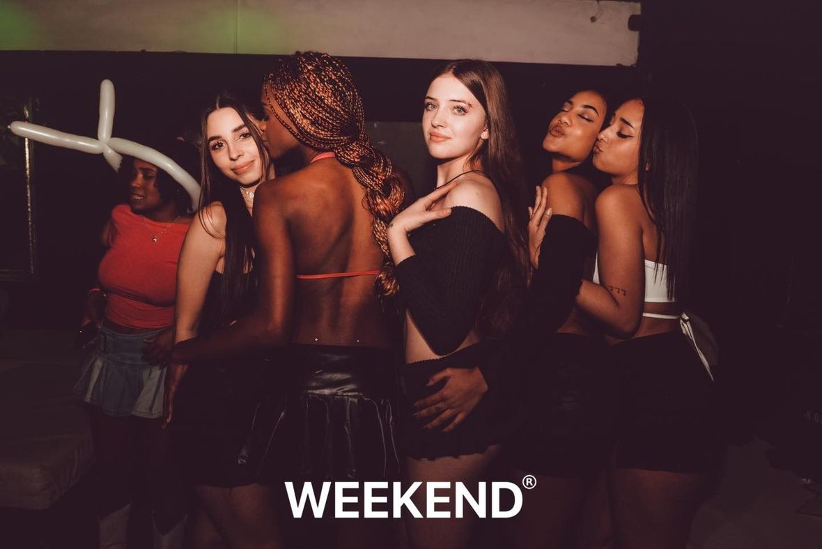 Un grupo de mujeres posa para una fotografía en una fiesta de fin de semana.