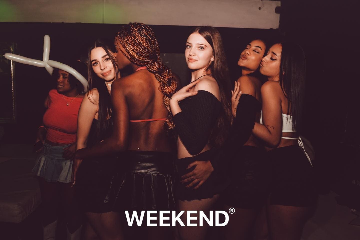 Un grupo de mujeres posa para una fotografía en una fiesta de fin de semana.