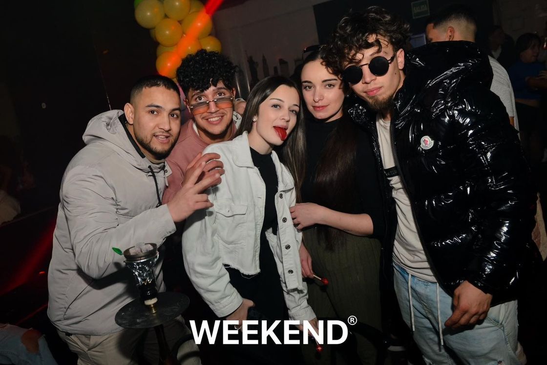 Un grupo de personas posa para una fotografía en una fiesta.