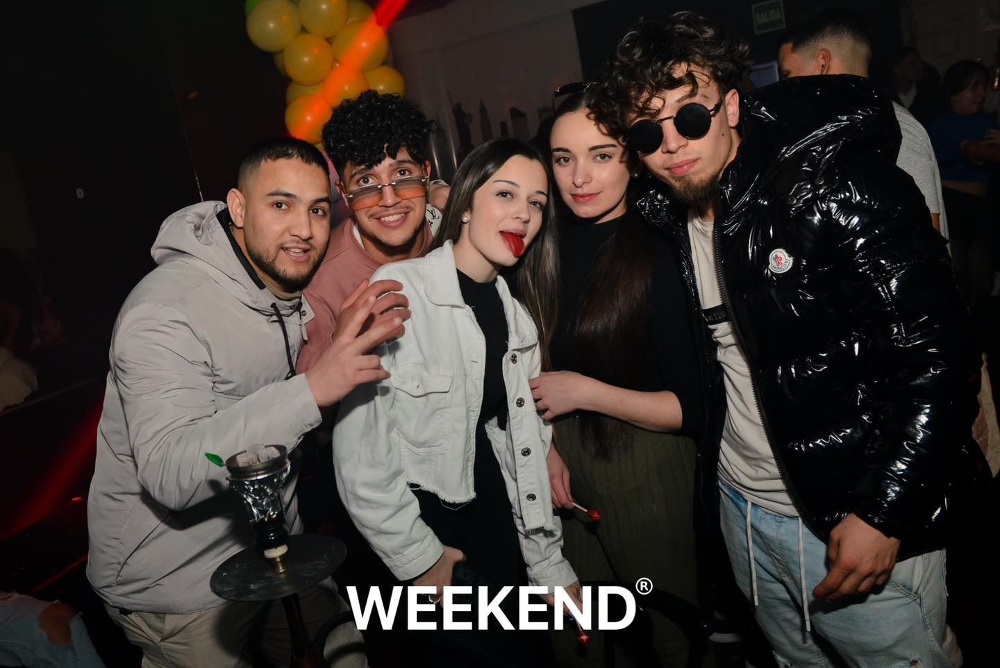Un grupo de personas posa para una fotografía en una fiesta.