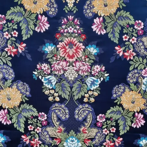 Tela azul oscuro con estampado floral adornado en amarillo, rosa, rojo y azul.