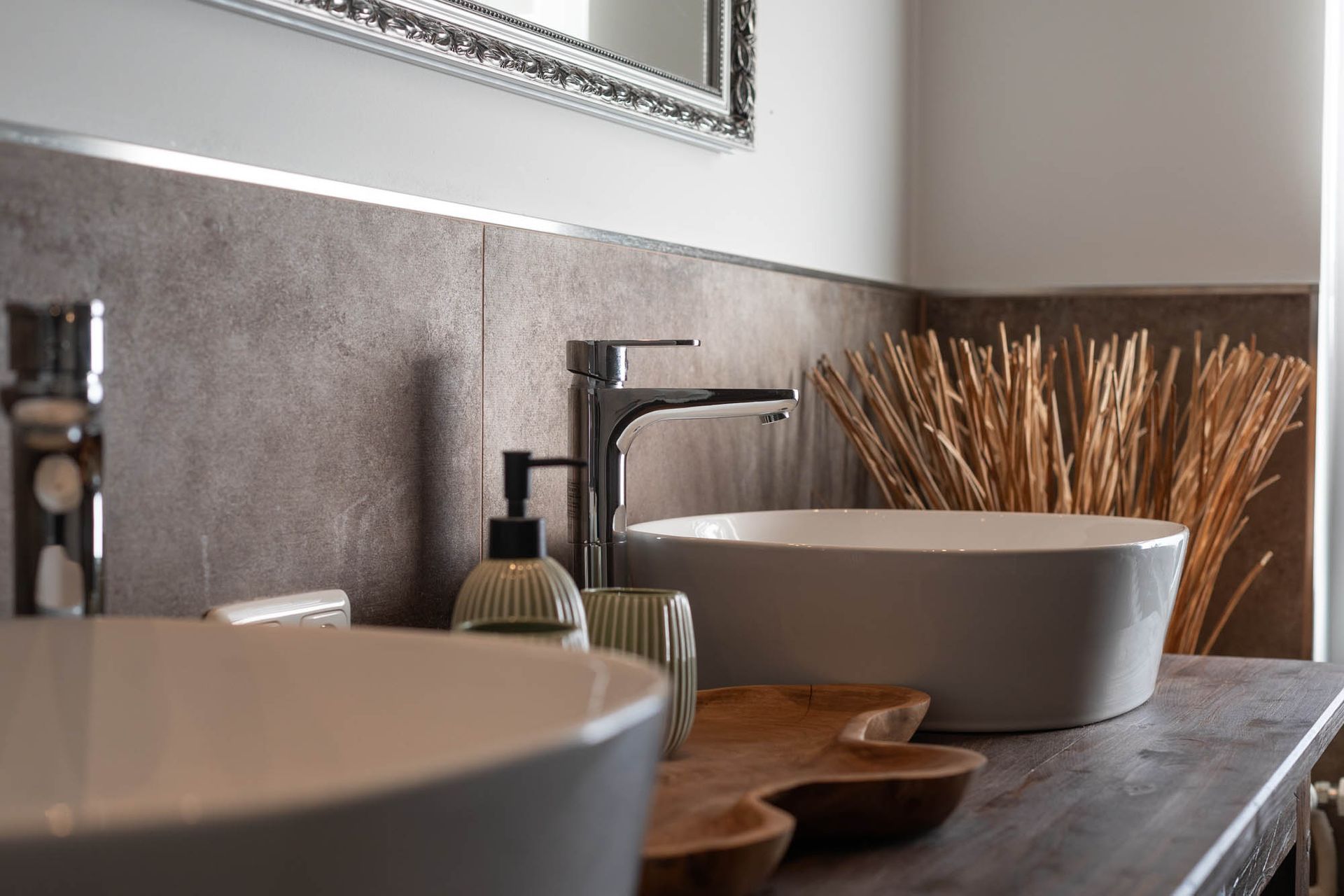 Ein Badezimmer mit zwei Waschbecken und einem Spiegel.