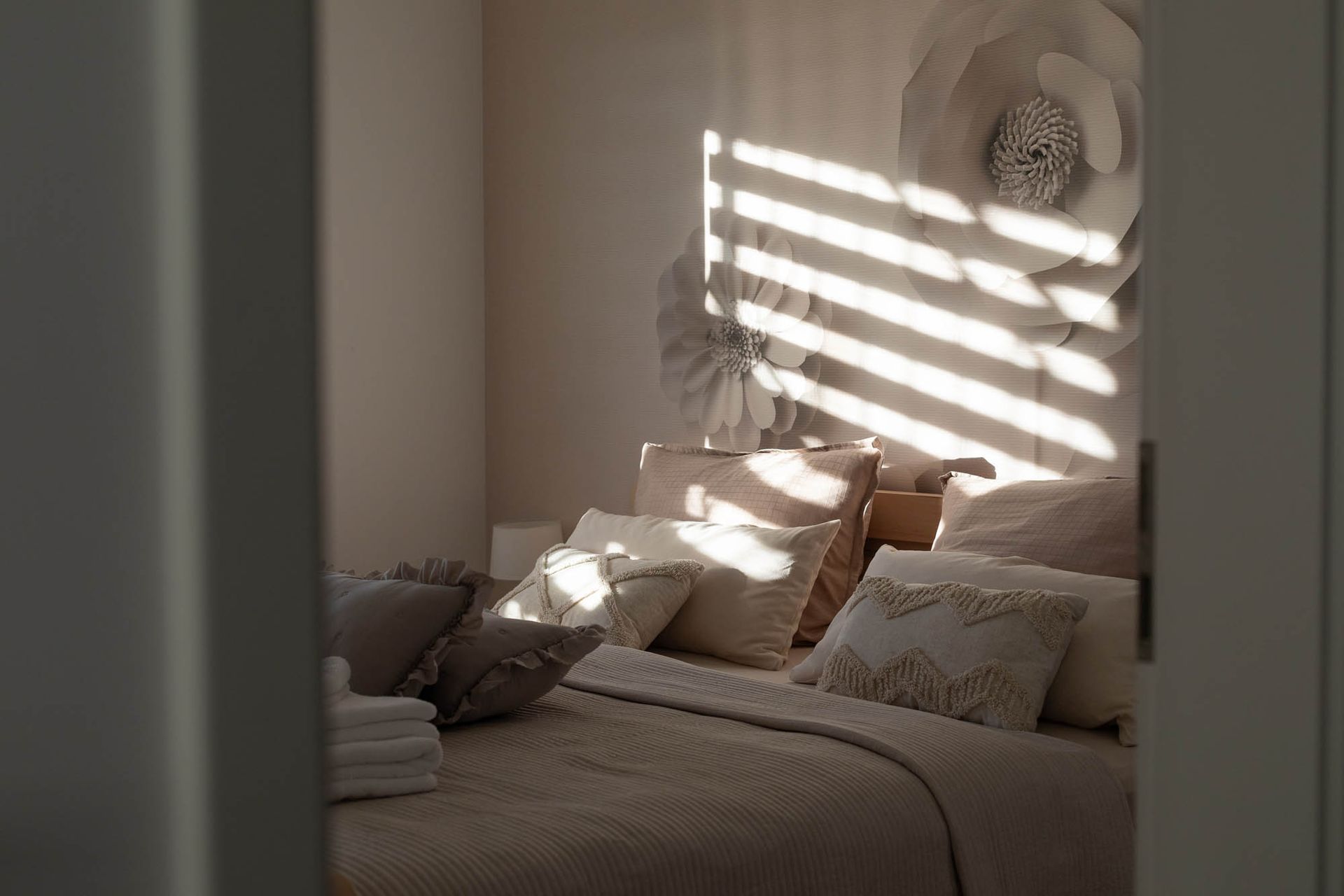 Ein Schlafzimmer mit einem Bett und einem Fenster mit Jalousien.