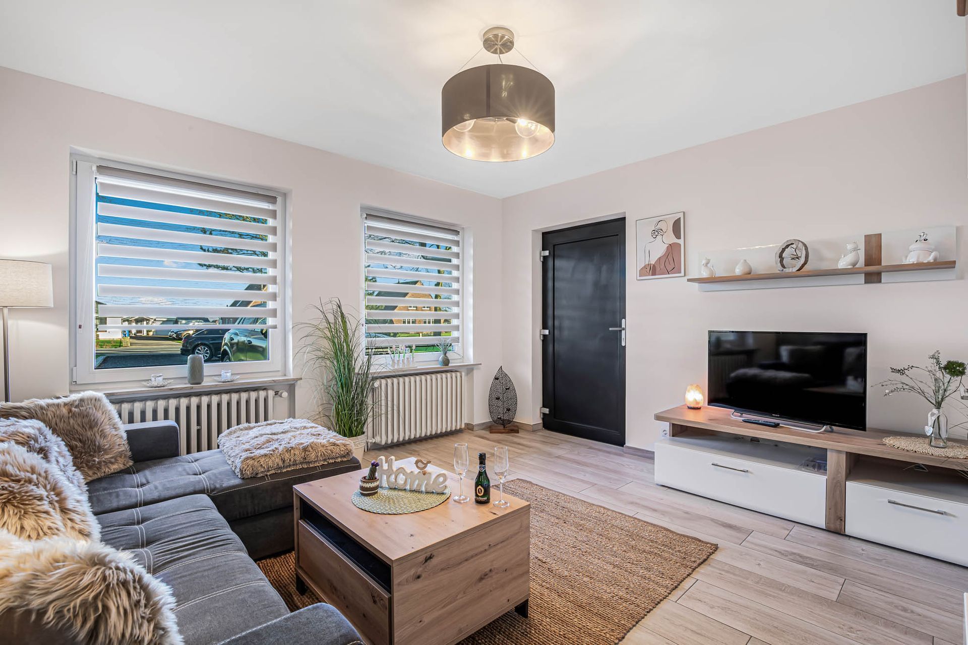 Ein Wohnzimmer mit Couch, Couchtisch und Fernseher.