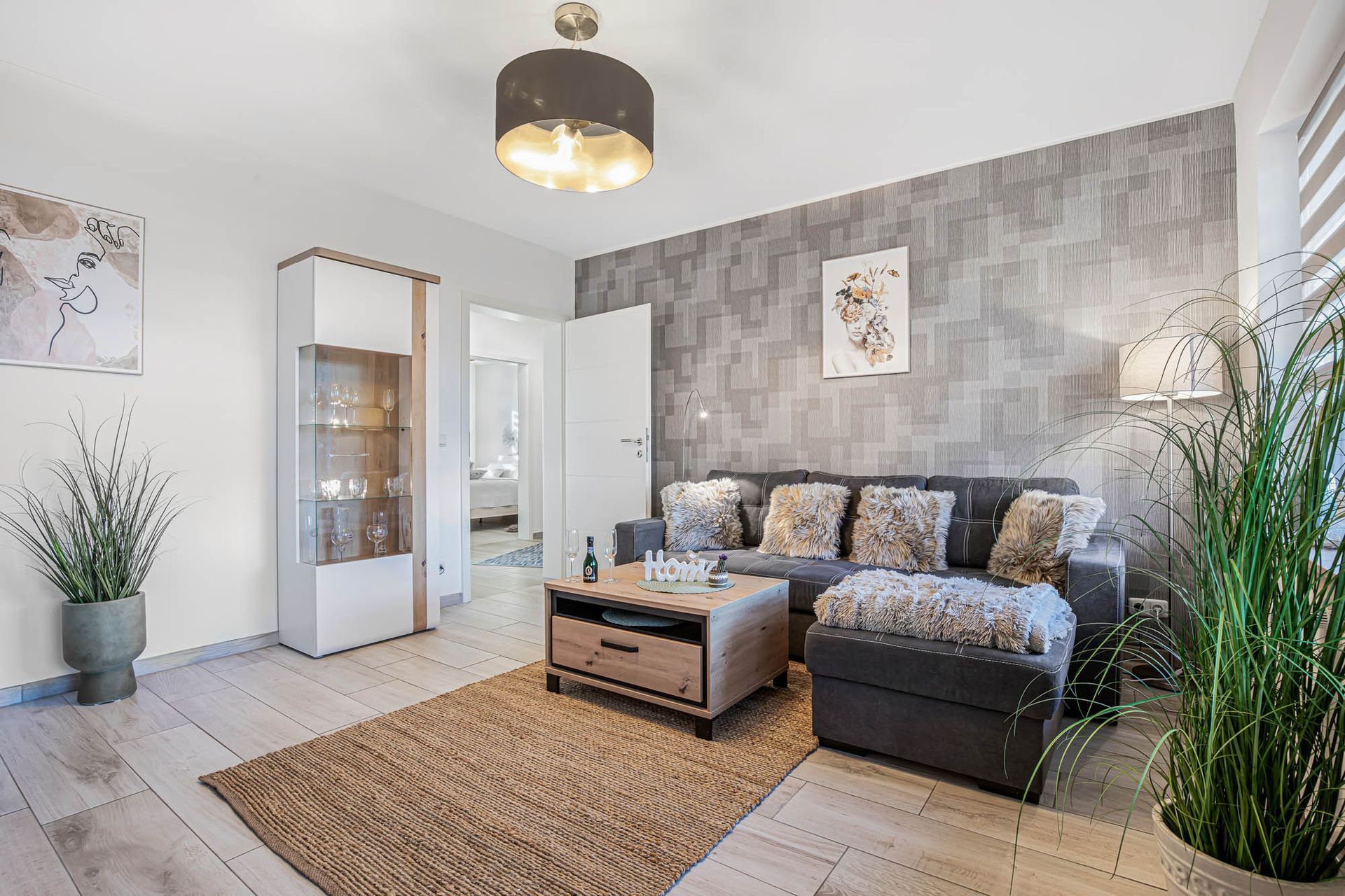 Ein Wohnzimmer mit Couch, Couchtisch und Teppich.