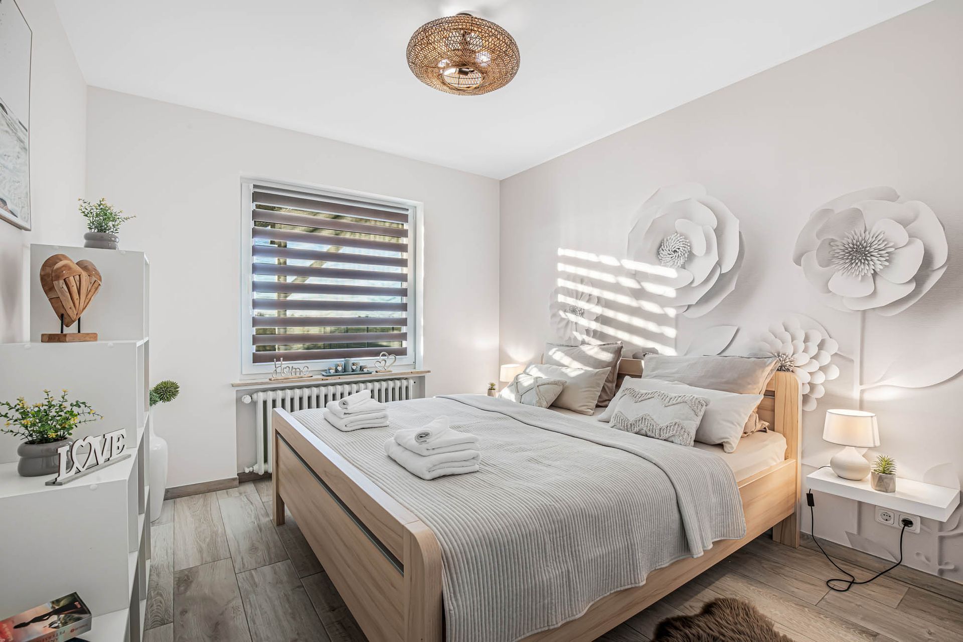 Ein Schlafzimmer mit Bett, Nachttisch und Fenster.