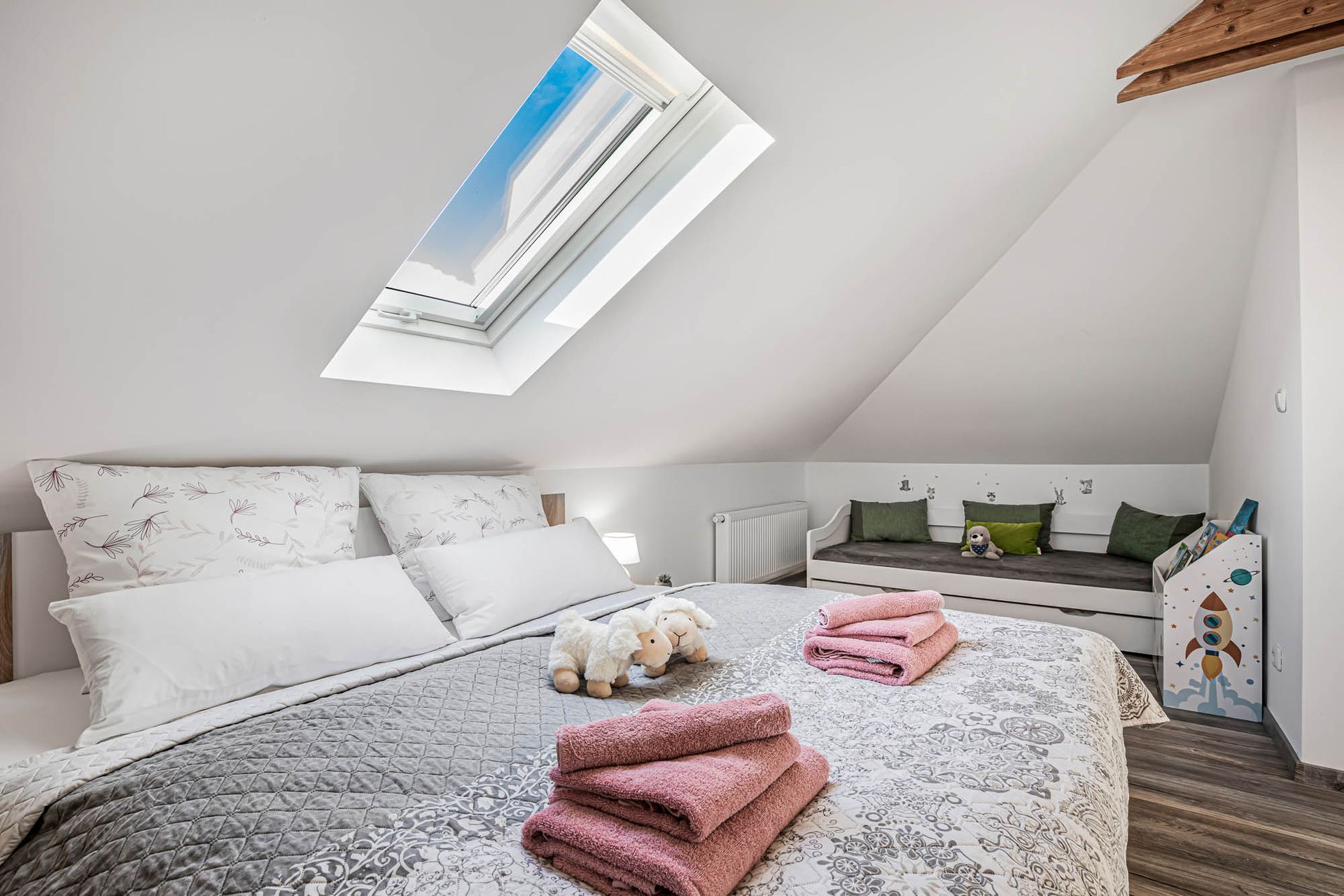 Ein Schlafzimmer mit einem Bett und einem Oberlicht darüber.