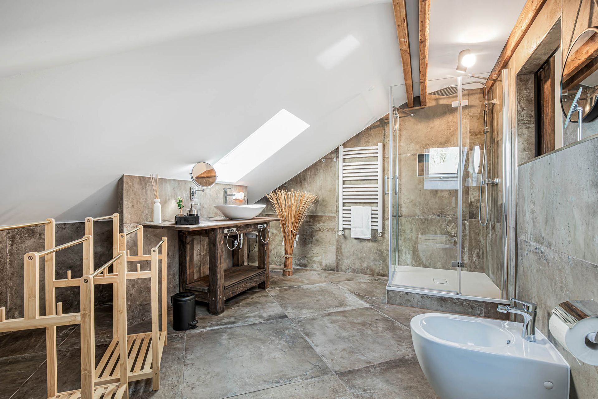 Ein Badezimmer mit Waschbecken, Bidet und Dusche.