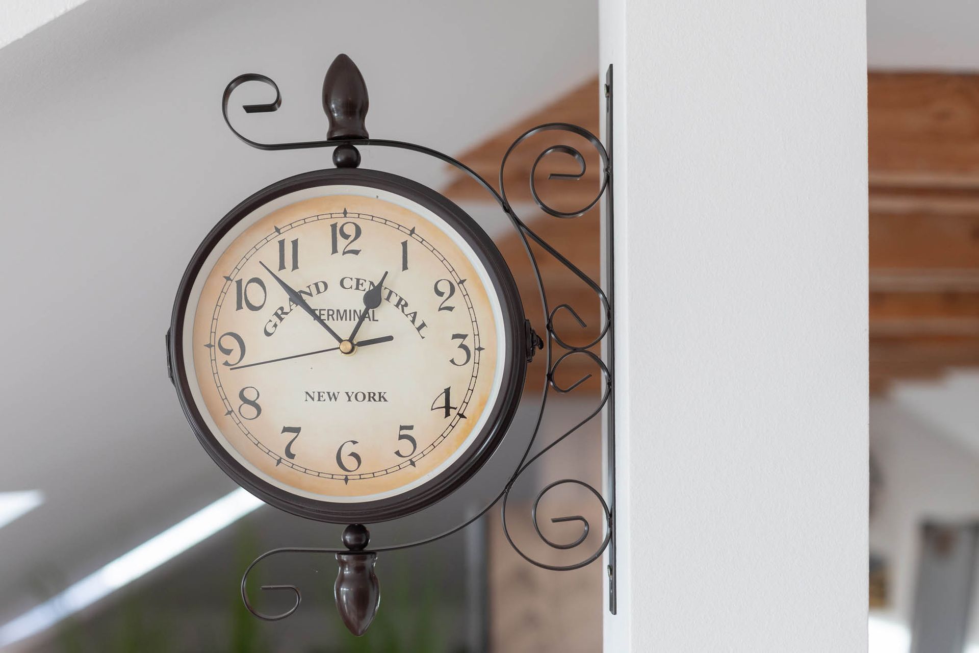 Eine Uhr mit dem Wort New York darauf