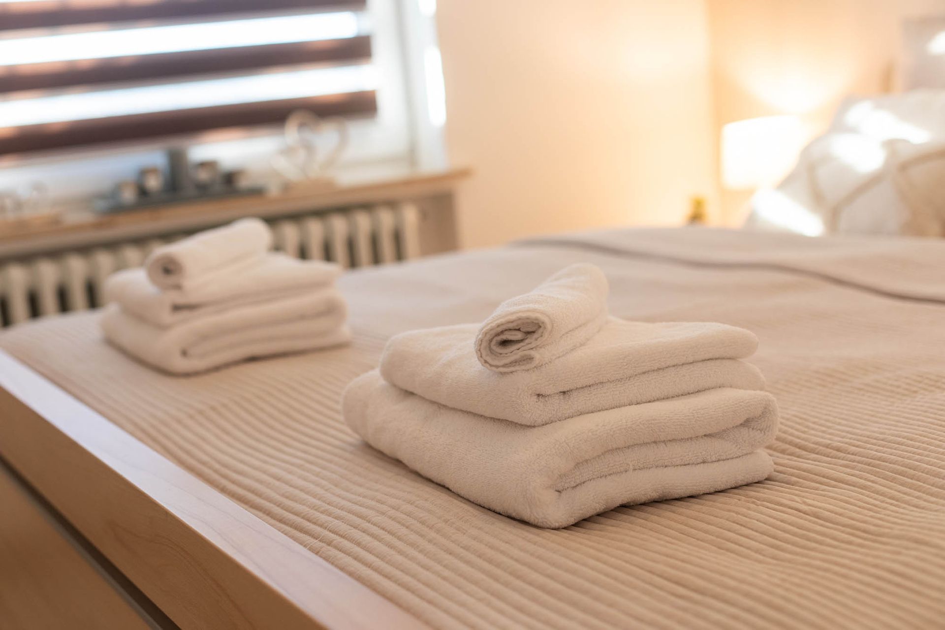 Ein Bett mit einem Stapel Handtücher darauf