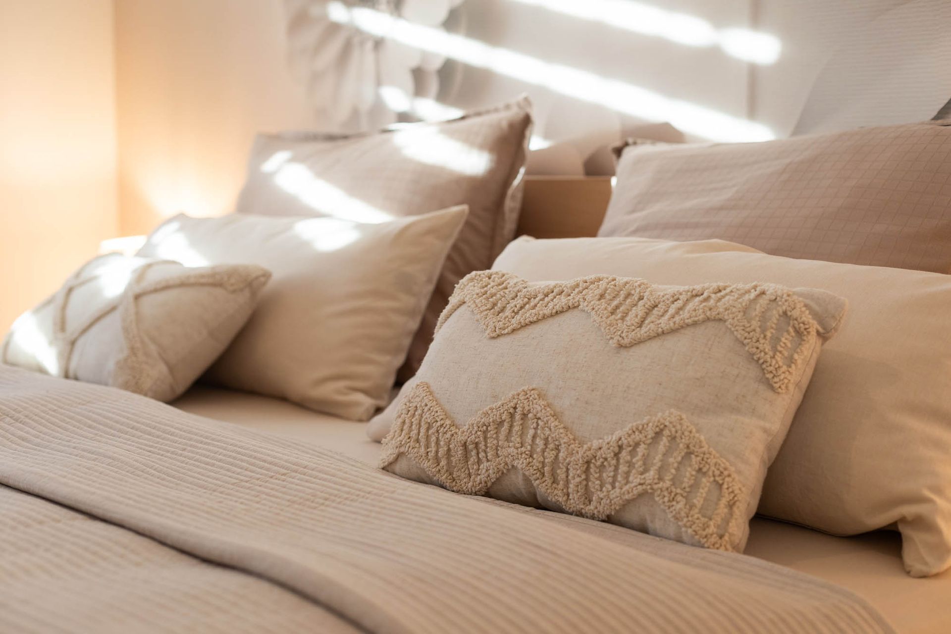 Ein Bett mit einer Decke und Kissen darauf