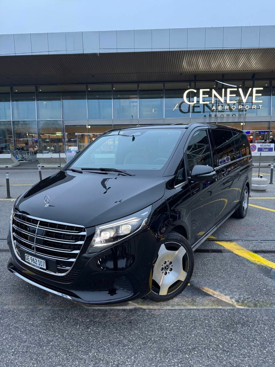 Véhicule spacieux et confortable pour tous vos transport et transfer avec Luxury Trans