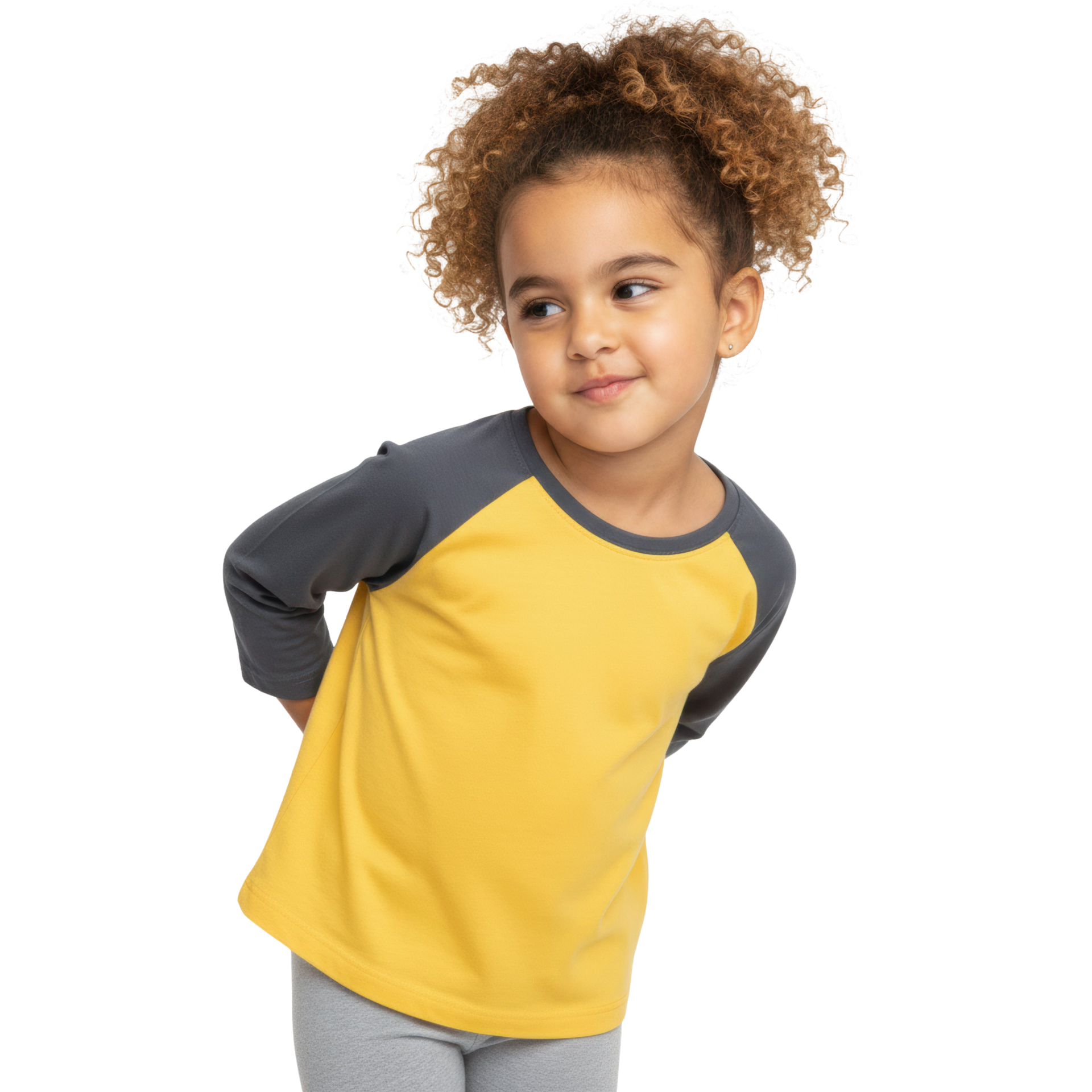 Un jeune enfant vêtu d'un t-shirt jaune à manches grises, souriant et debout, les mains derrière le dos.