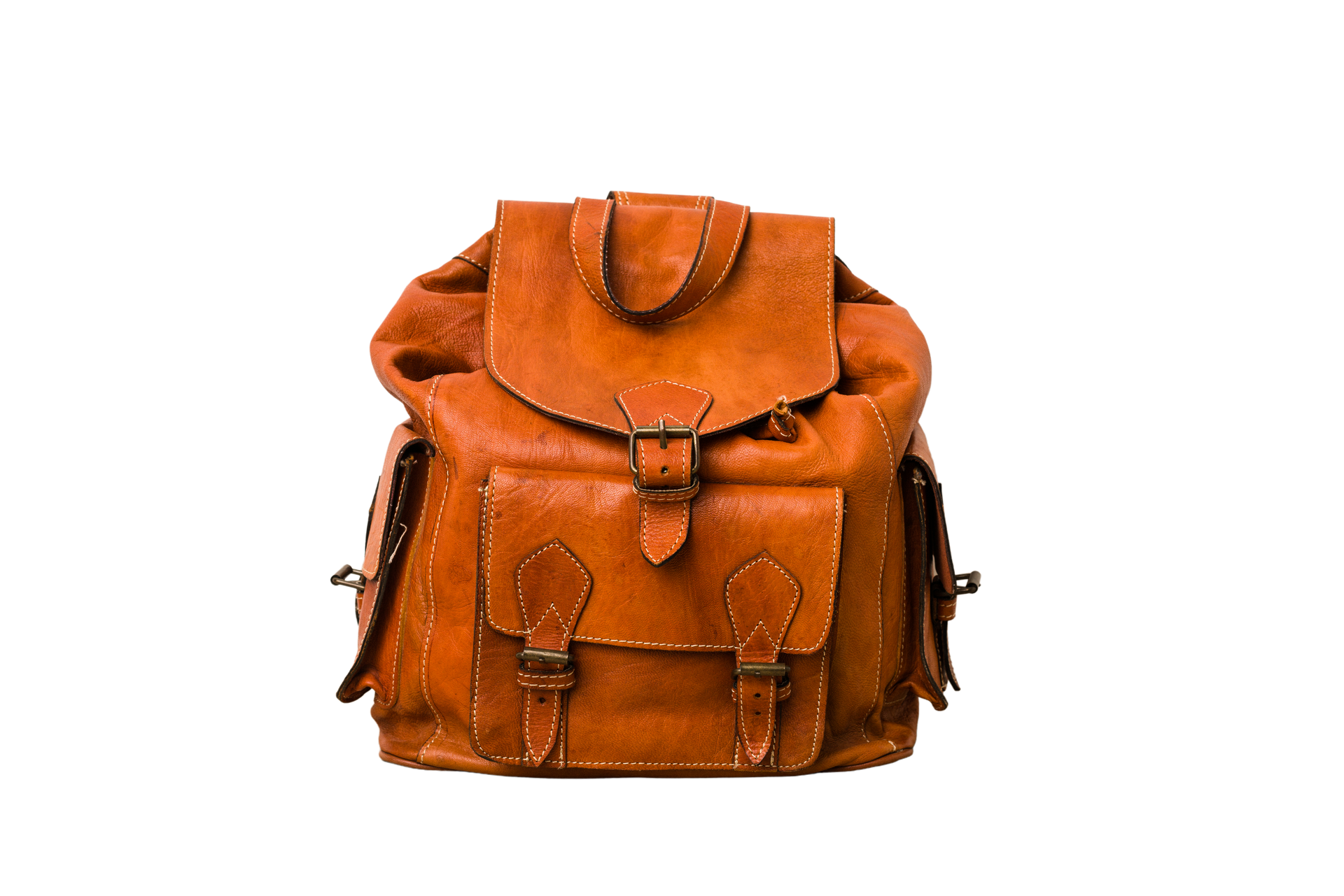Sac à dos en cuir marron avec poches avant et fermeture à rabat sur fond blanc