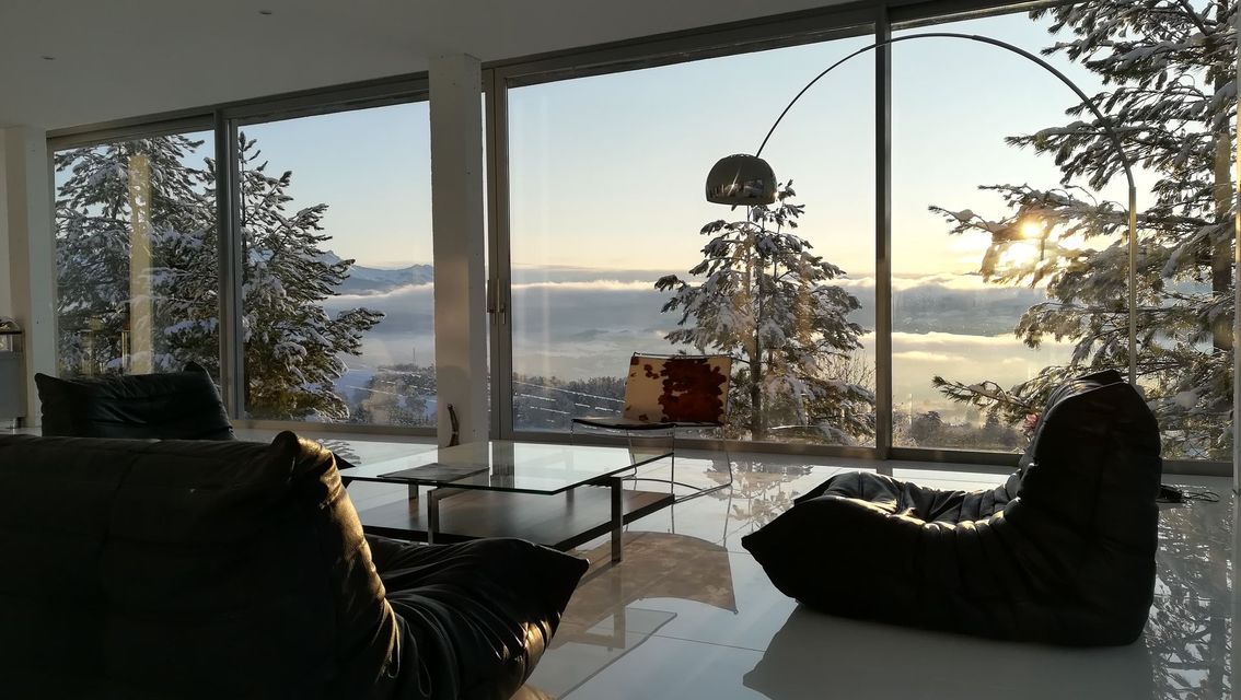 Grande baie vitrée vue sur la montagne
