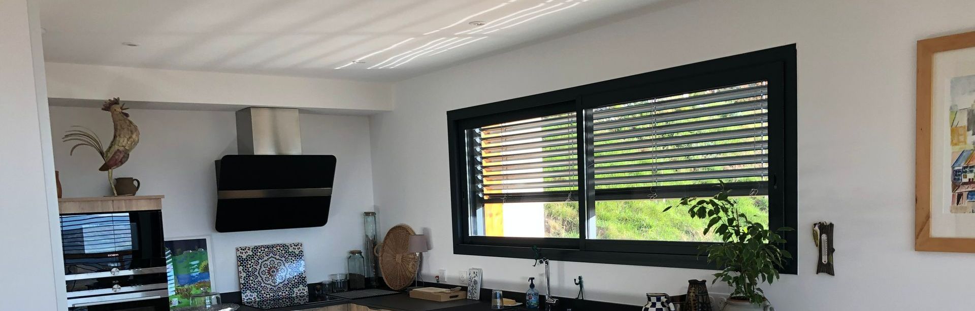 Installation de fenêtre en aluminium dans une cuisine