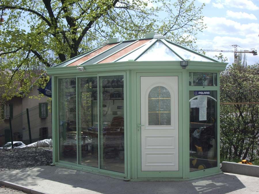 Véranda verte vitrée