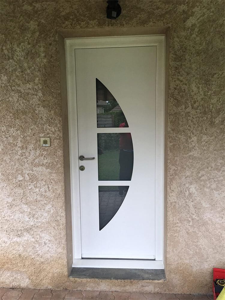 Porte d’entrée en PVC de couleur blanche