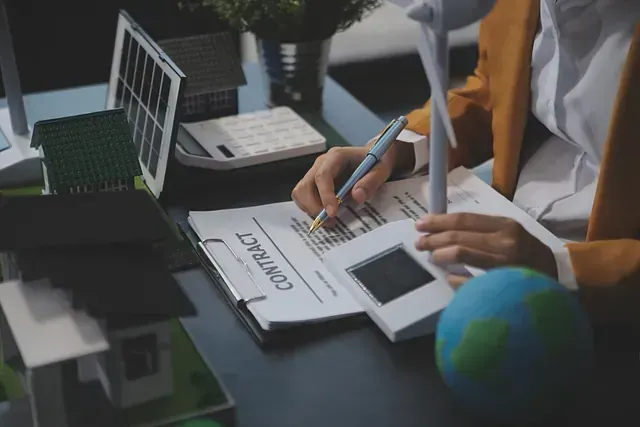 Una mujer está sentada en un escritorio firmando un contrato.