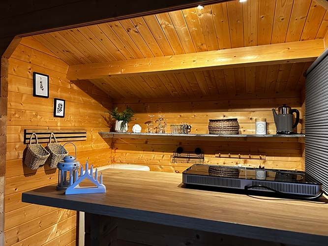 Eine Holzküche mit Holzarbeitsplatte und Herd mit Backofen.