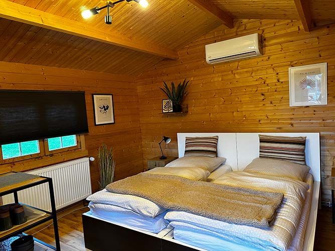 In der Mitte des Zimmers steht ein großes Bett.