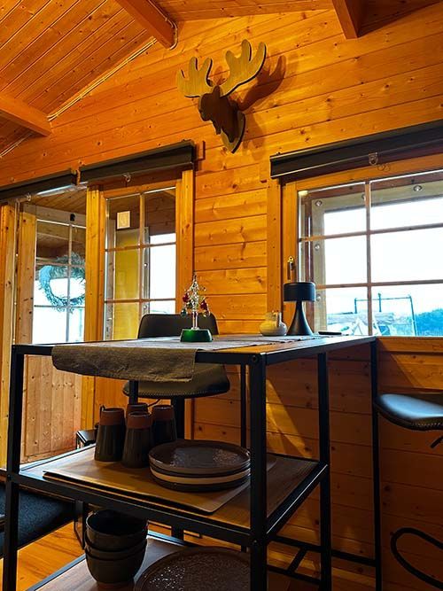 Ein Elchkopf hängt an der Wand über einem Tisch