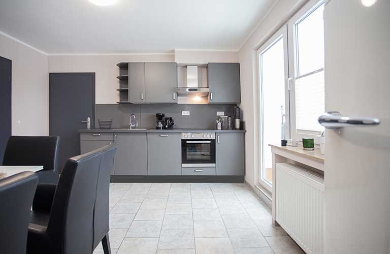 Eine Küche mit einem Tisch und Stühlen darin