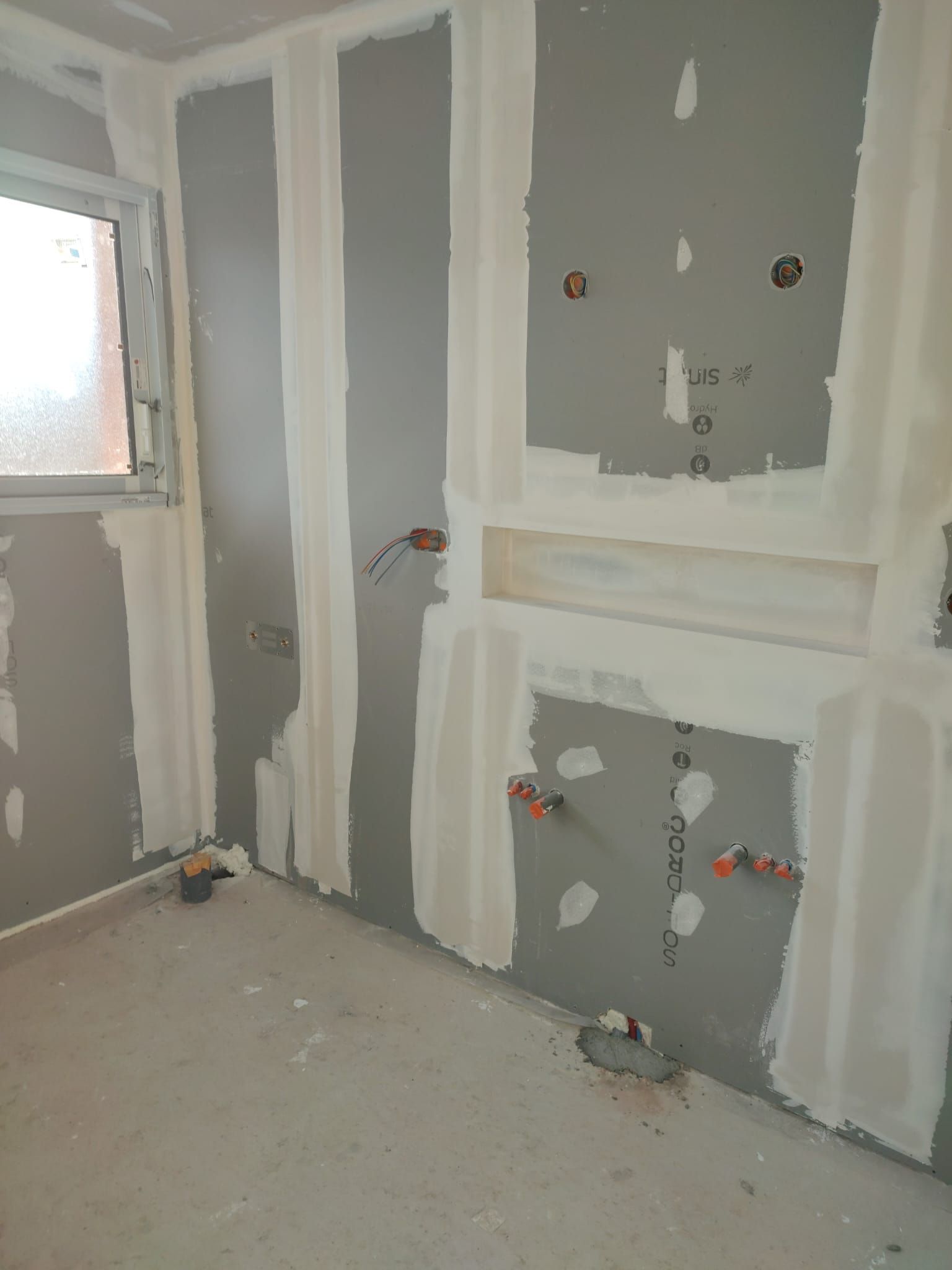 Une salle avec une fenêtre à gauche