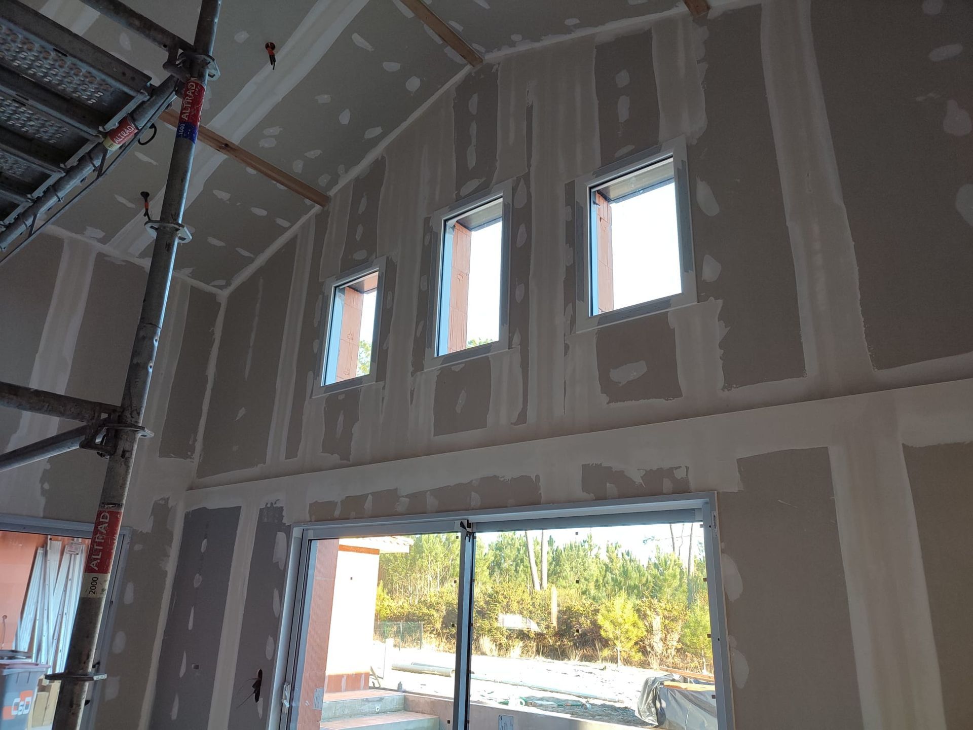 Des fenêtres sur un mur en hauteur