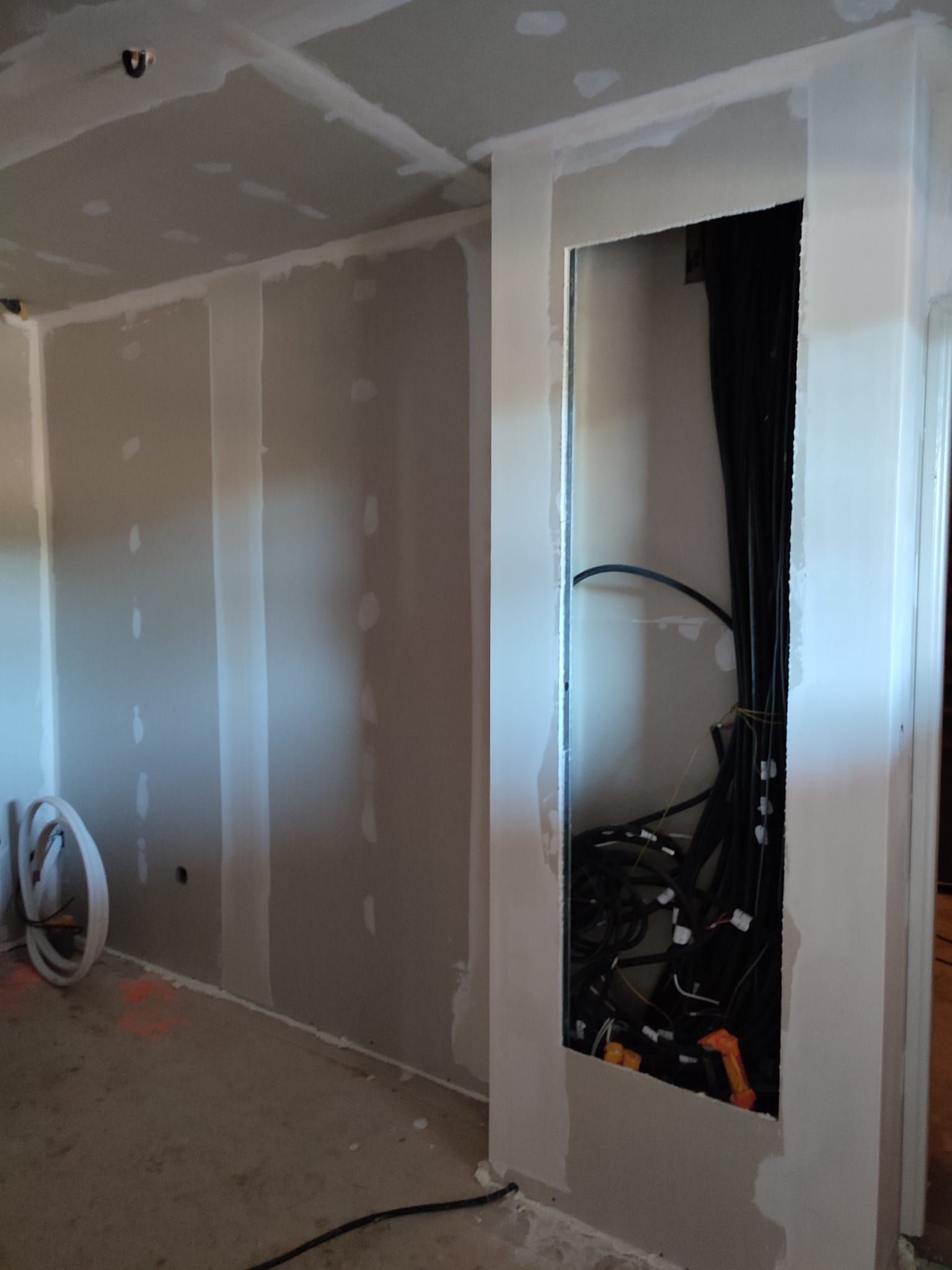 Un mur avec un renfoncement de porte à droite