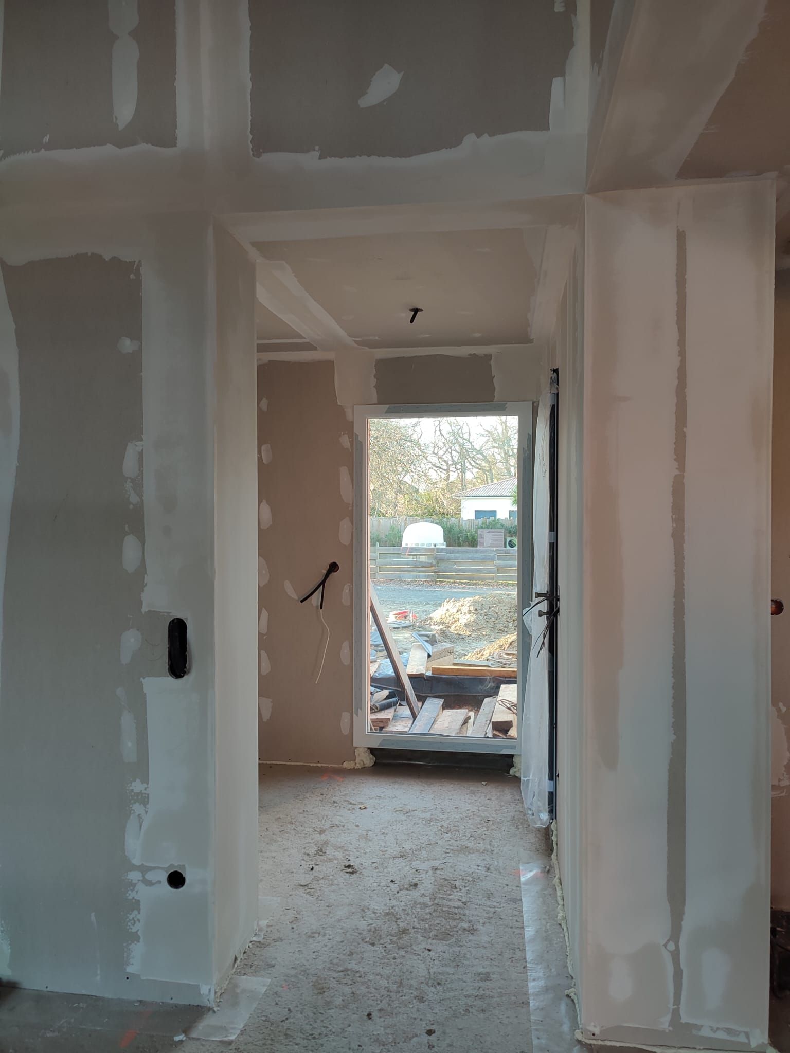 Une porte tout au fond d'un couloir