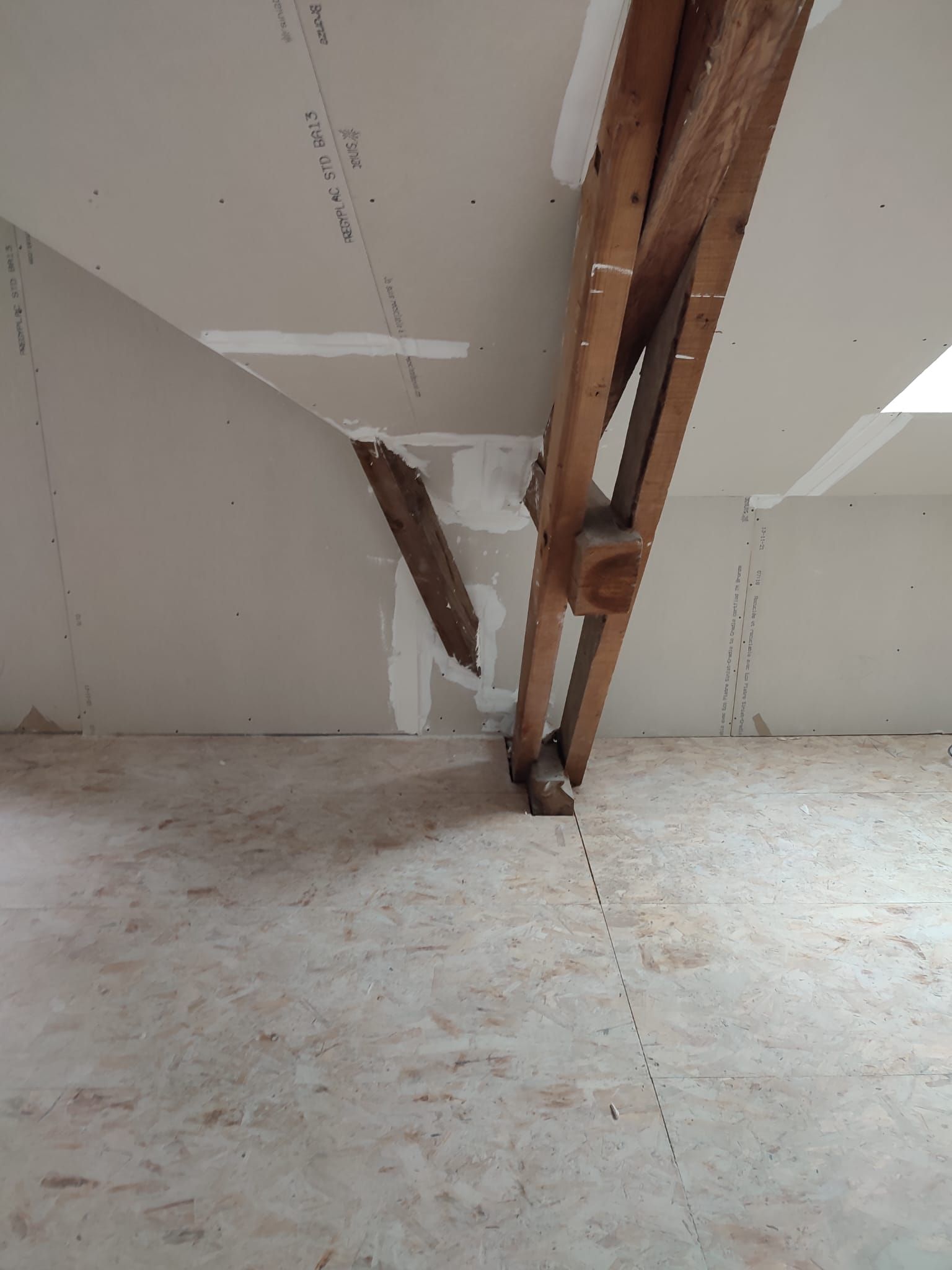 Une poutre en fond de pièce