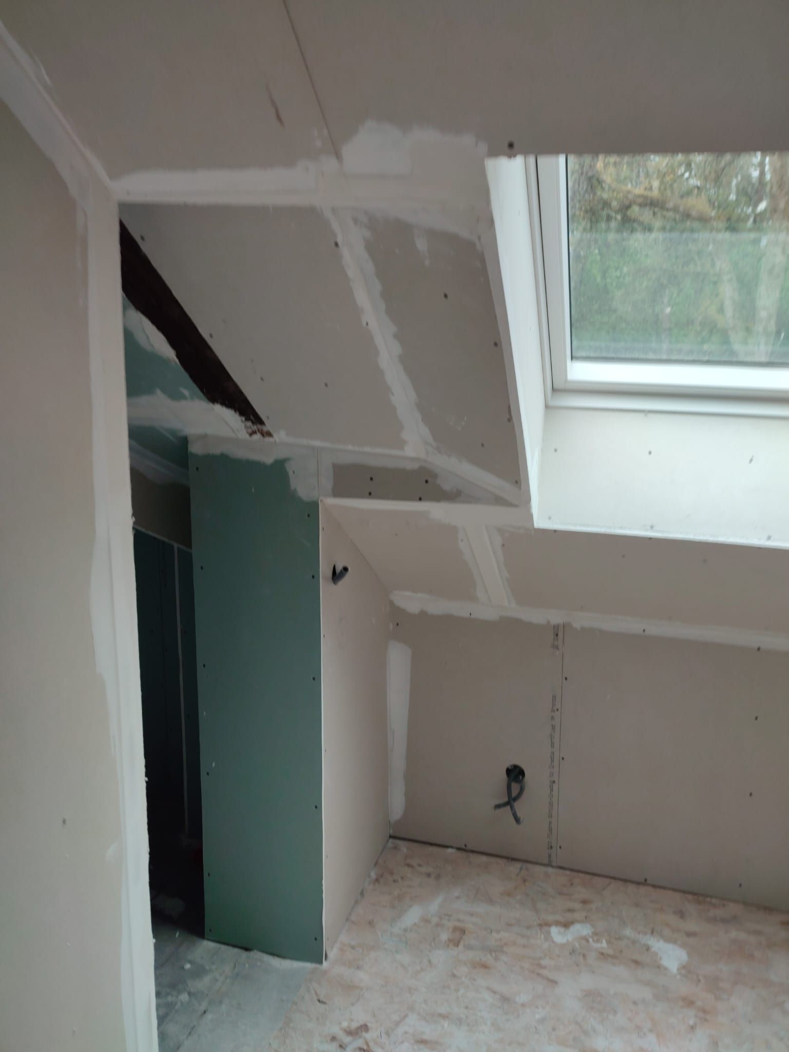 Une pièce basse avec une poutre