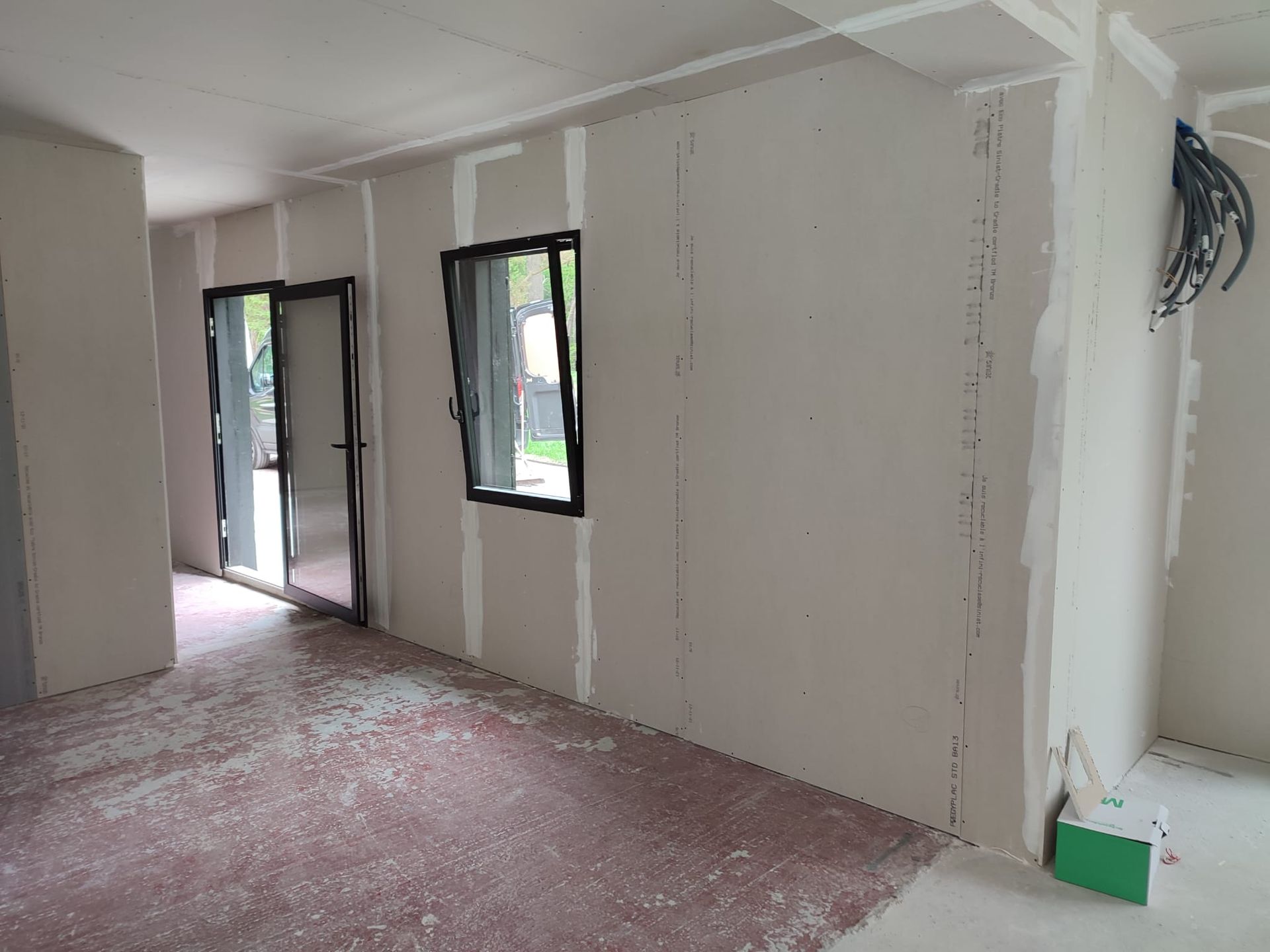 Une pièce avec des petites fenêtres au fond