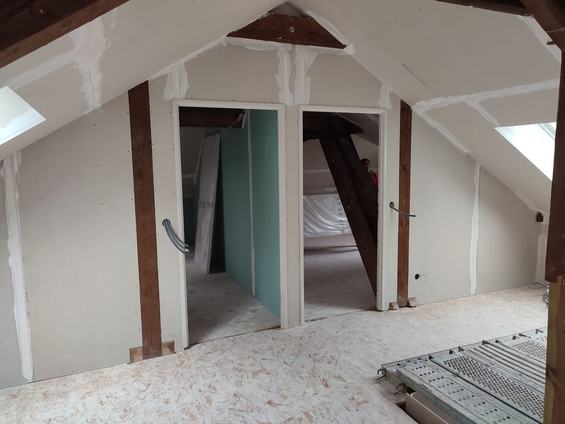 Une pièce avec deux portes au fond