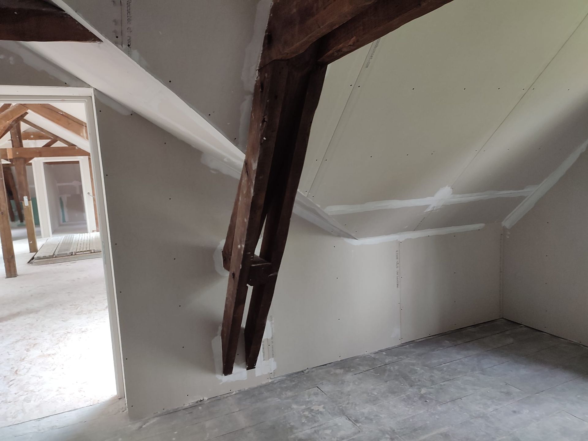 Plusieurs pièces mansardées avec des poutres