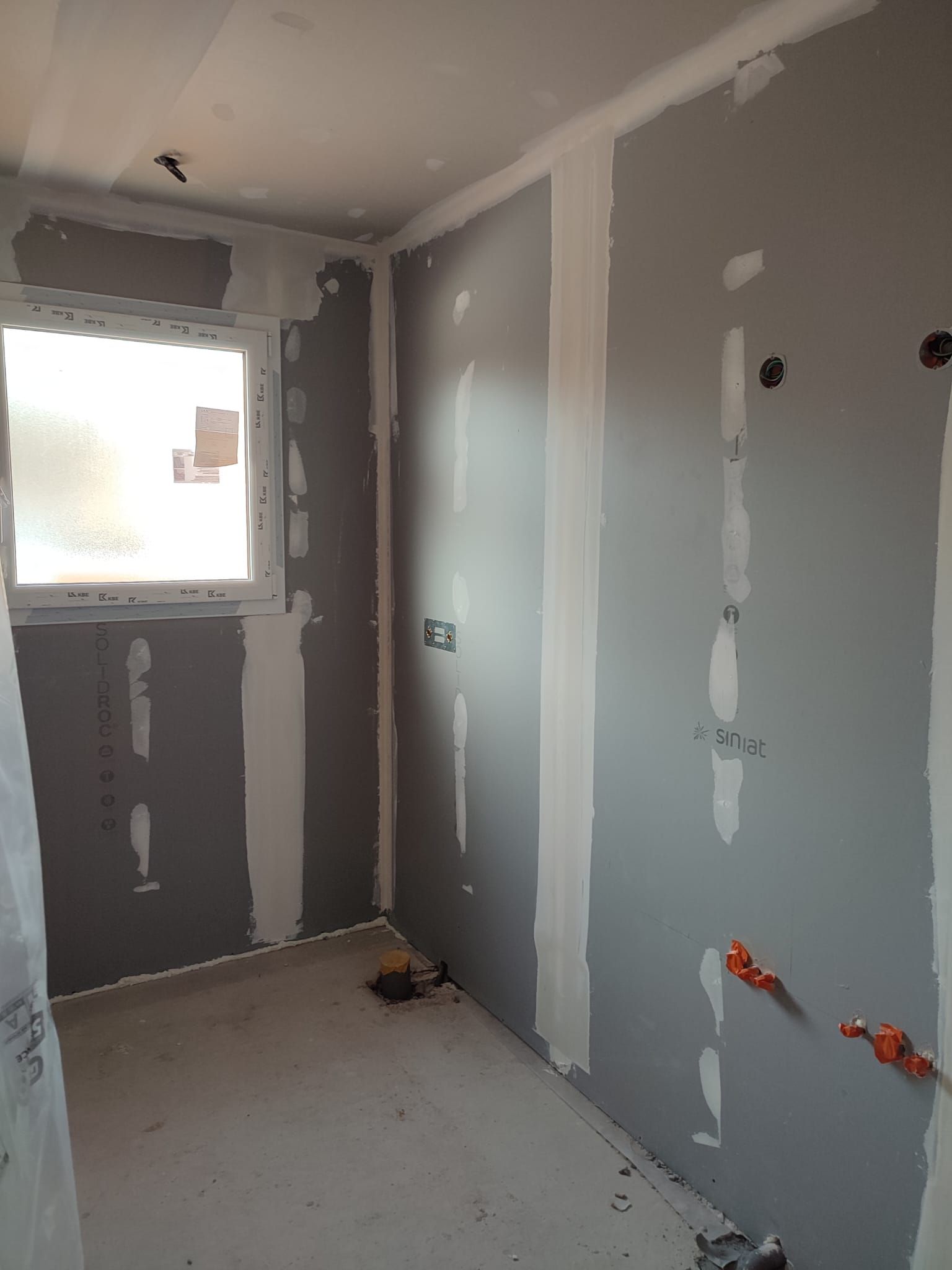 Une pièce avec une fenêtre au fond