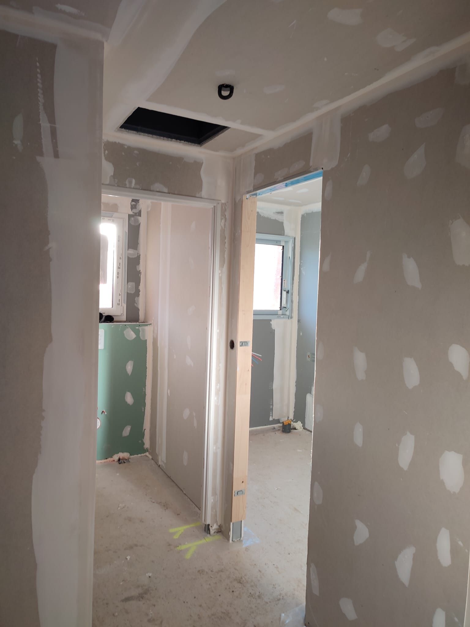 Une salle avec une entrée et un encadrement de porte plus loin