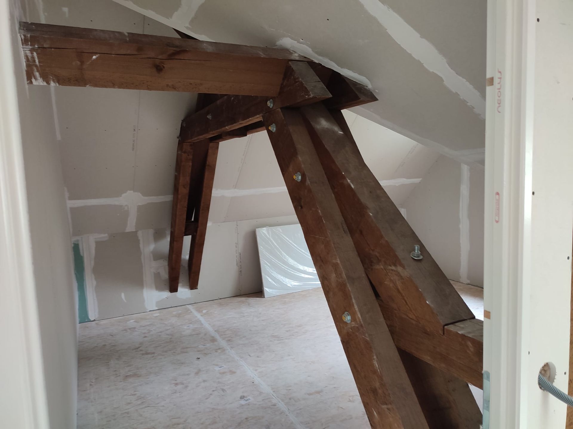 Une pièce avec une poutre en travers